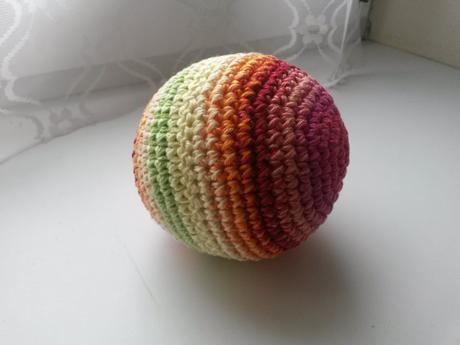 Háčkovaný míček 10 cm,