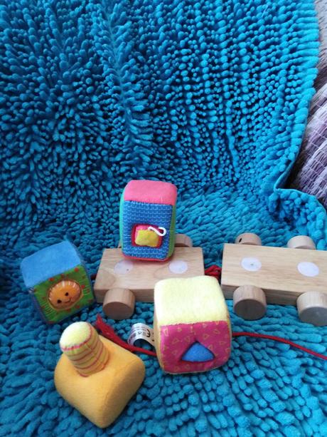 Dřevěná mašinka s plyšovými vagony, 