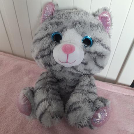 Kocour s očima ze skla plyšák,