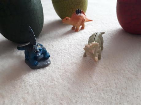 Dětská hračka - dinosauří vejce s dinosaury,