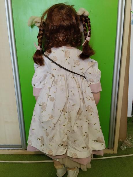 Značená mohutná porcelánová panenka,