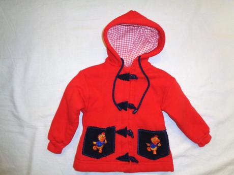 Krásný červený přechodový kabát, 80