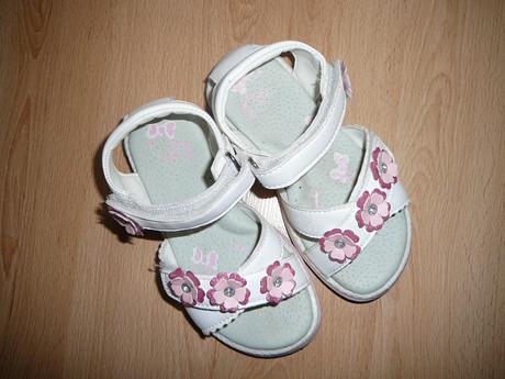 Sandálky s kytičkama, 25