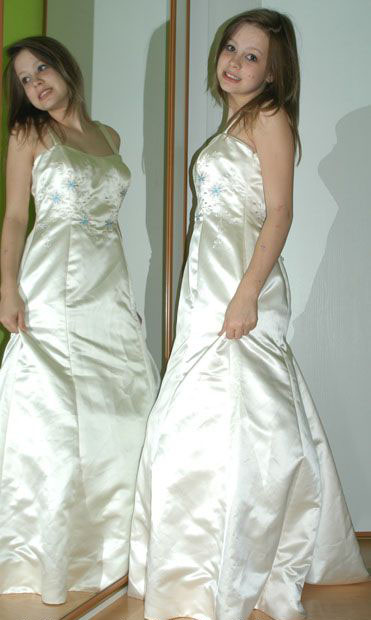 Společenské plesové dlouhé vyšívané šaty, 40