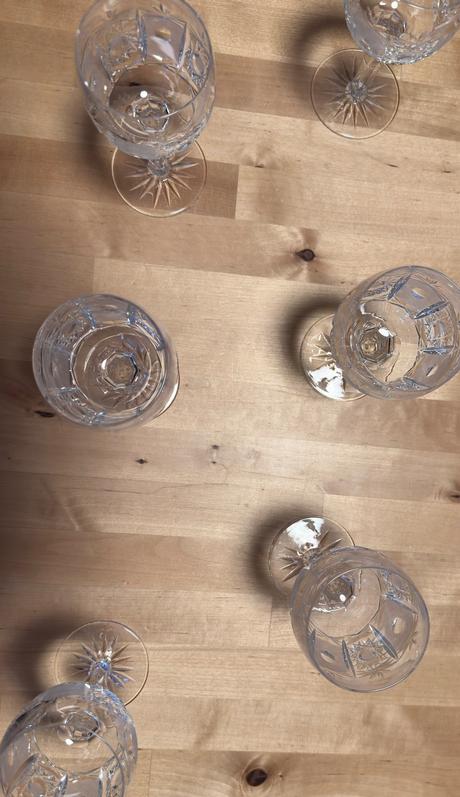 Šest broušených sklenic z křišťálu na víno, 