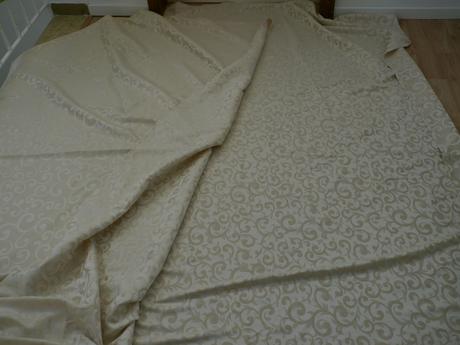 2 kusy zavesu -kremove se vzorem, 