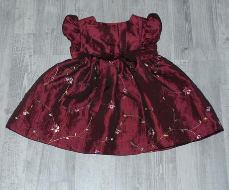 Slavnostní červené šaty i k vánočnímu stromečku, 86