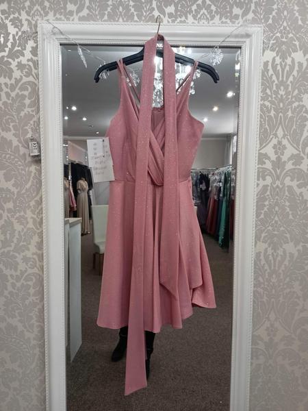 Jak zafixovat třpytky na šatech z plesového outfitu?