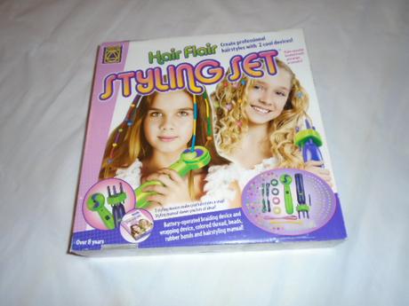 Na vlasy lokny korálky provázky,