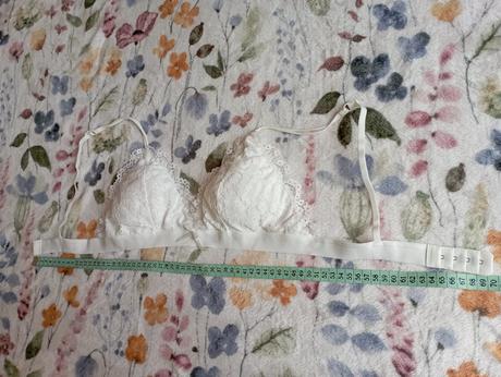 Bílá krajková braletka na zapínání, gate,m