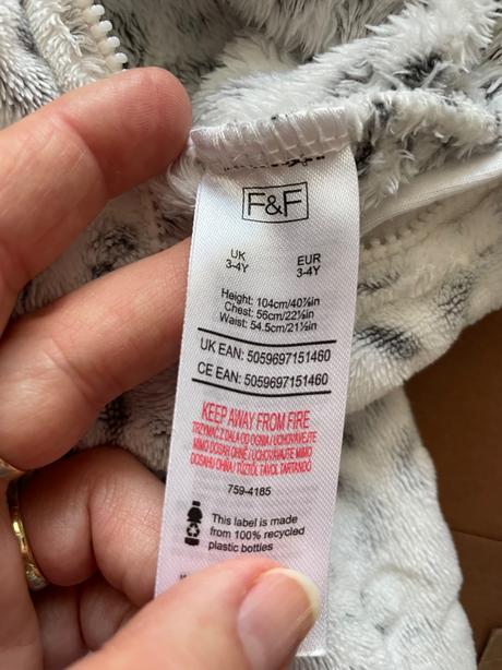 Overál chlupaťoučký - v.3/4 roky, f&f,104