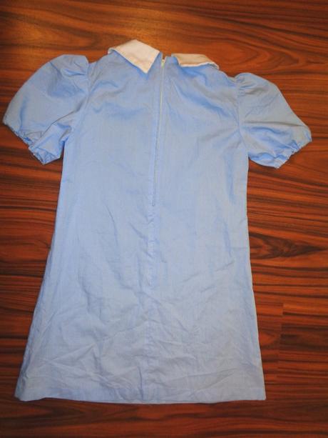 Modré šaty s bílým límečkem - alá zdravotní sestra, 146