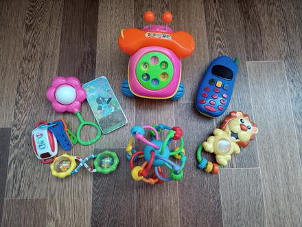 8x hračky pro nejmenší-telefon,chrastítka,klíče,