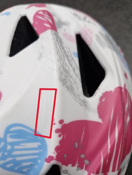 Dětská cyklistická helma s integrovanou blikačkou, s