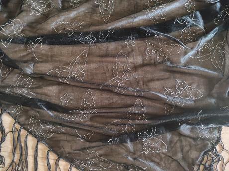 T220 krásný šátek se stříbrnými motýly,