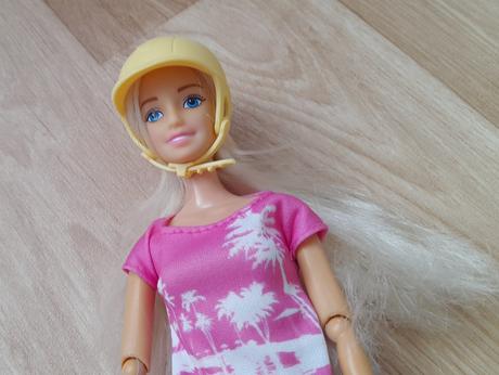 Panenka anlily kloubová se skútrem, 