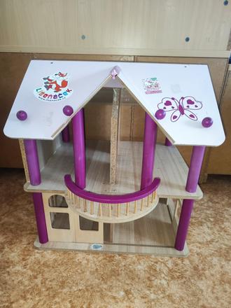 Dvoupatrový dřevěný domeček s nábytkem, 