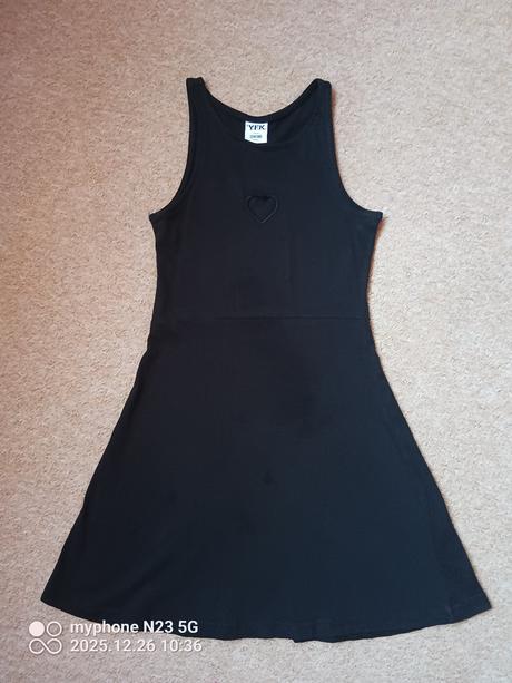 Šaty se srdíčkem zn."y.f.k." vel."134-140", 134