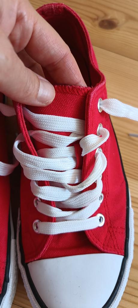 Červené tenisky, 39