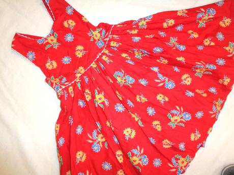 Luxusní červená květovaná laclová sukně, 104