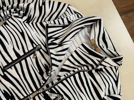 Zebra šaty s páskem s vadou pásku, vel l i méně,, l