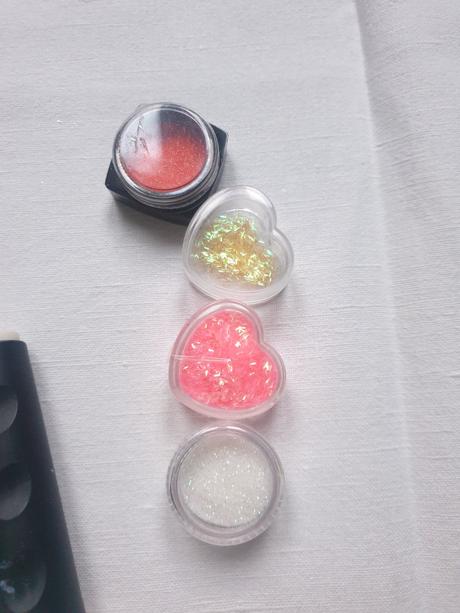 Potřeby na manikůru -třpytky, razítkovací destička, 