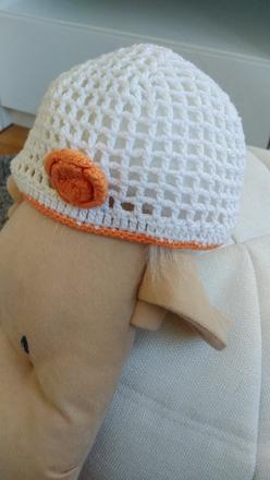 Háčkovaná lehká čepička / hučka s kytičkou, 80