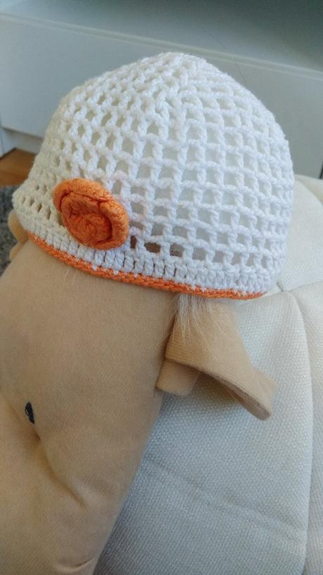 Háčkovaná lehká čepička / hučka s kytičkou, 80