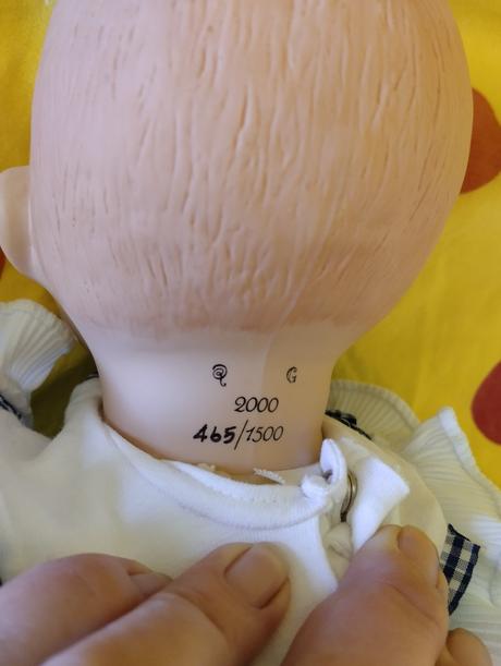 Značené porcelánové miminko,