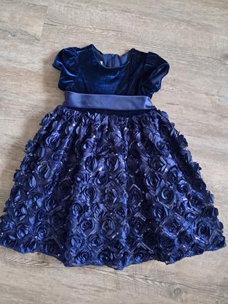 Slavnostní bohaté šaty, 110