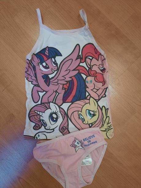 Tílko a kalhotky, 98