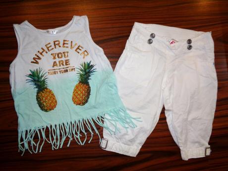 Komplet bílých delších kraťasů a tílka s ananasy, c&a,128