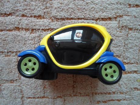 Auto na baterie jezdí svítí hraje,