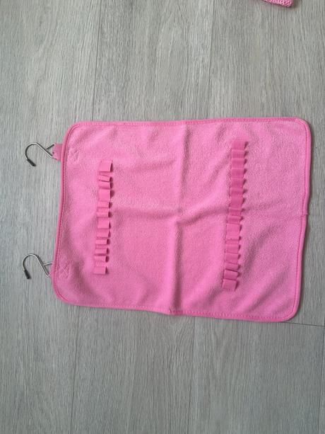 Modrá taška k vodě, růžový organizér na štětce,
