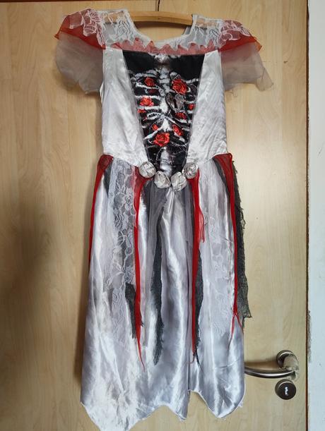 2x halloweenské šaty vel 134/140, 