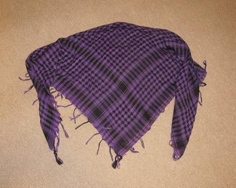 Fialovo-černý šátek, 