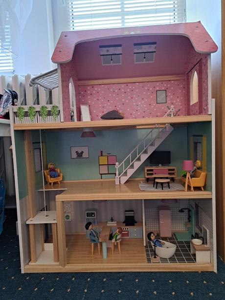 Domeček pro panenky s nábytkem,