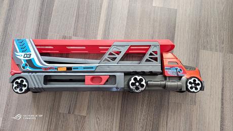 Vystřelovací kamion hotwheels,