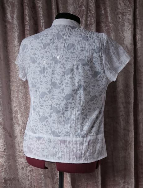 Bílá halenka s kytičkami a flitry vel.44, xxl