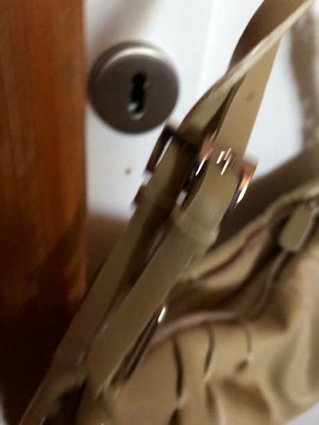 Nenosena  sirka 34 cm  vyska stredem 15 cm  hloubk, mango