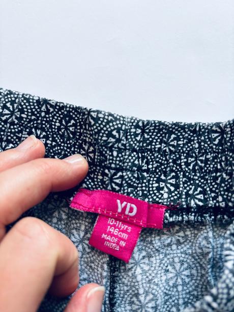 Krásné kraťasy černo bílé - v. 10/11 let, young dimension,146