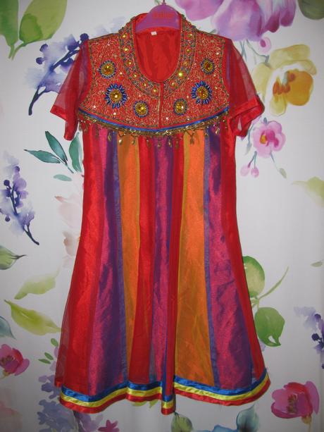 Korálkové vyšívané šaty s tylem v.128/134, 134