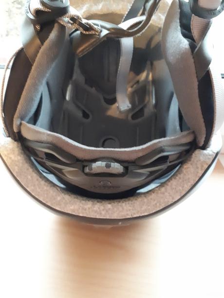 Kvalitní lehká značková helma na lyže scott, s