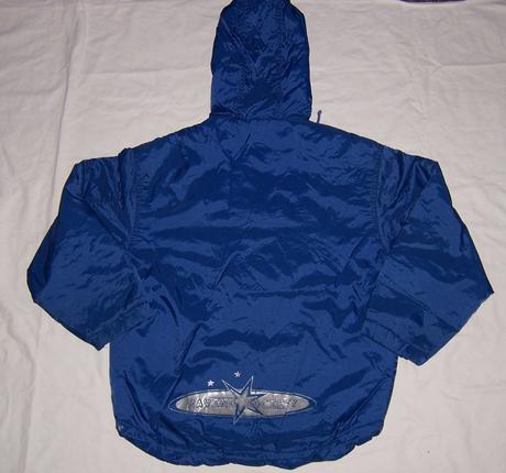 Modrá větrovka s kapucí, 128