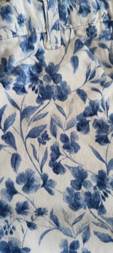 Riflové kraťasy s květy, c&a,98