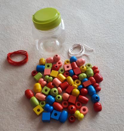 Babu - velké dřevěné barevné korálky na navlékání,