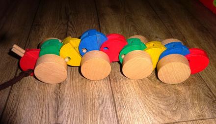 Dřevěná tahací housenka, 