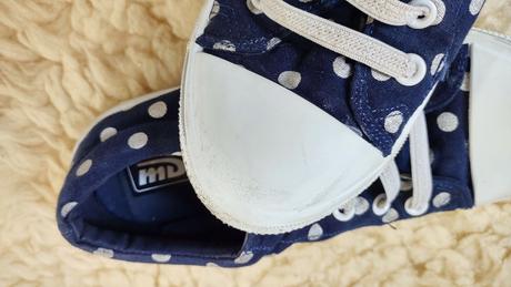 Puntíkované tenisky, 35