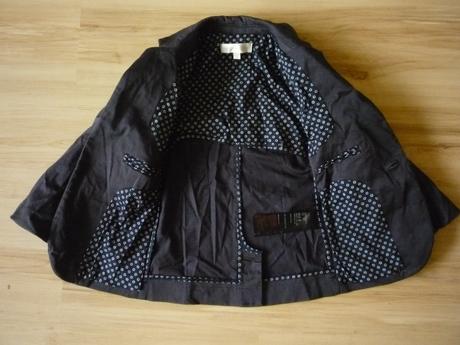 Tmavě modré sako, 104