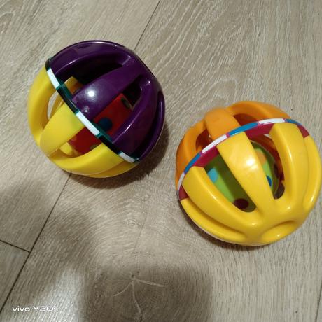 2 míčky s rolničkou pro miminko,